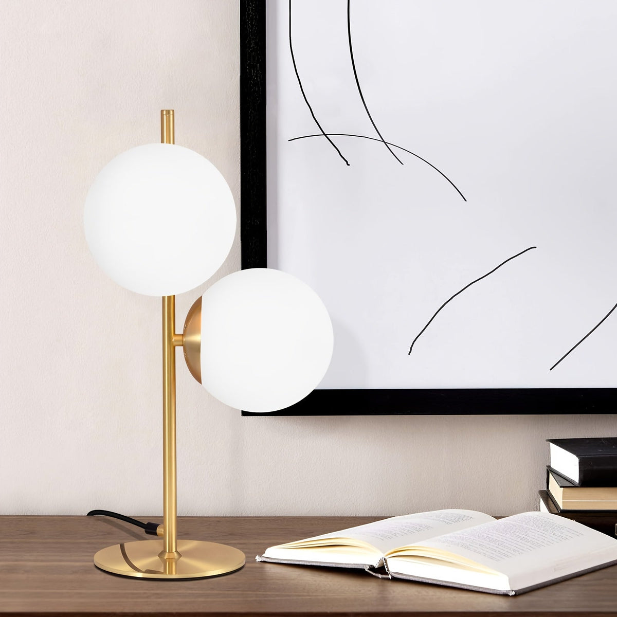 Industriell-elegante Tischlampe mit Messingrahmen und Milchglaskugel