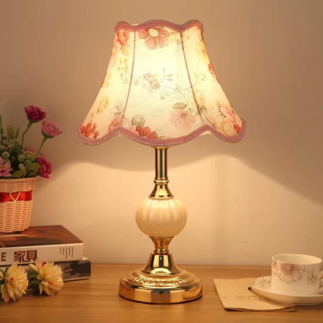 Skandinavische Vintage-Tischlampe für den Nachttisch mit floralem Stoffschirm