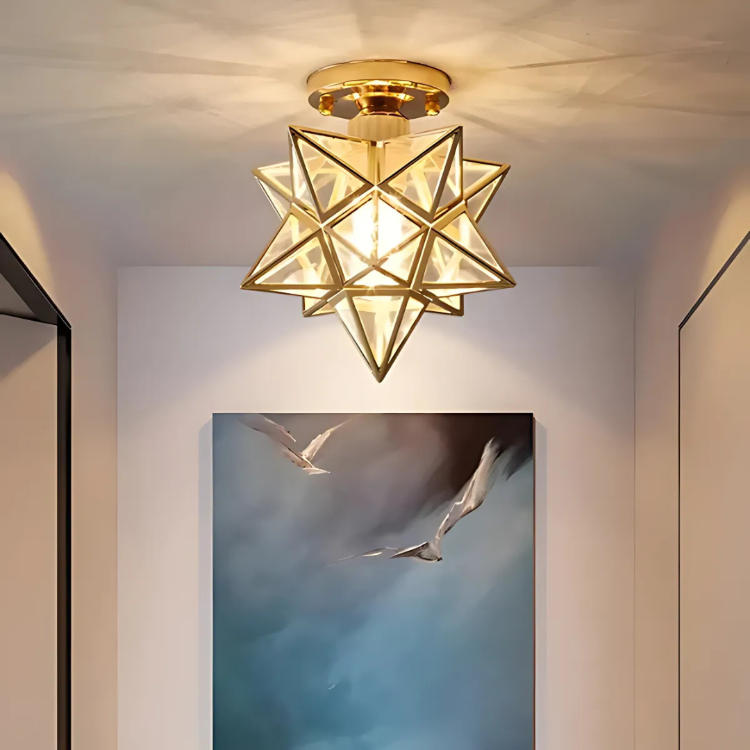Deckenleuchte mit geometrischem Sternrahmen und mattiertem Glas