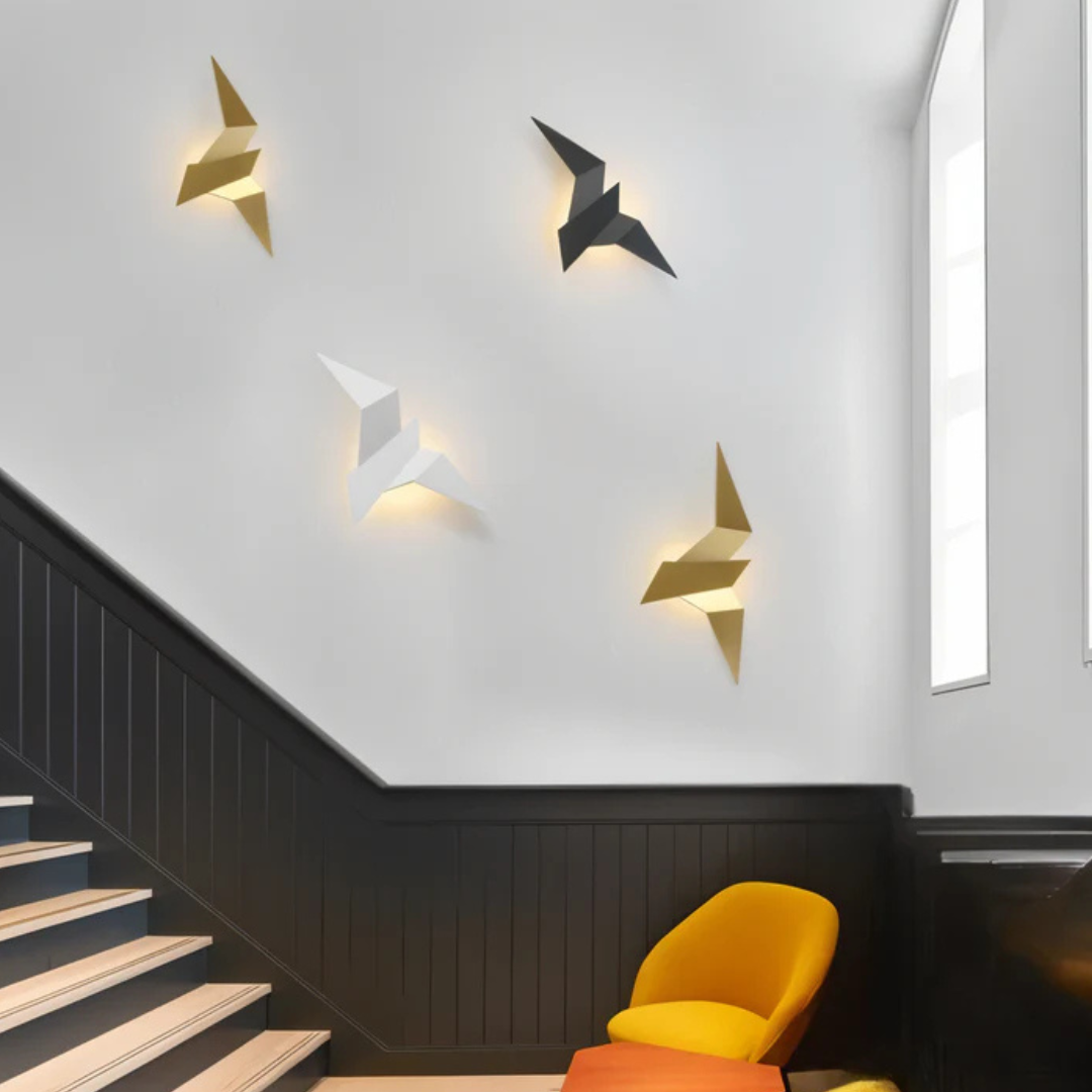 Skulpturale moderne Wandleuchte aus Metall im Origami-inspirierten Design