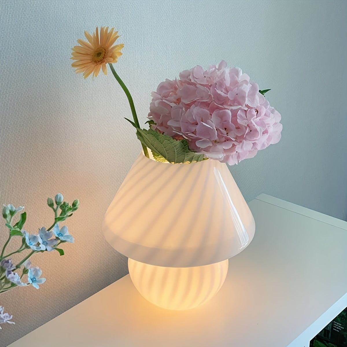 Dimmbare Tischlampe aus gedrehtem Kunstglas in Pilzform