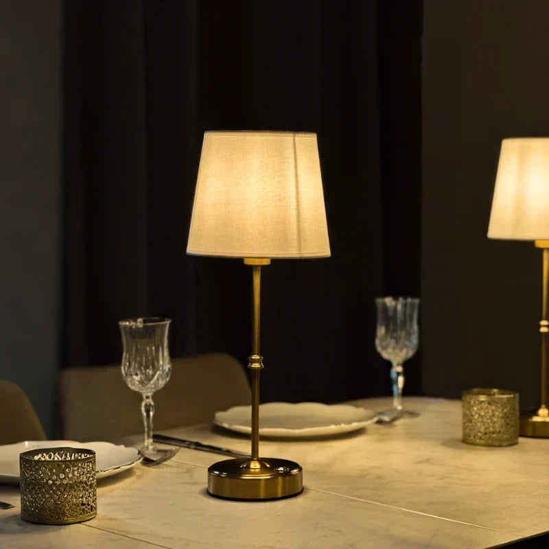 Wiederaufladbare dimmbare kabellose Tischlampe mit gebürstetem Metallfuß und Stoffschirm