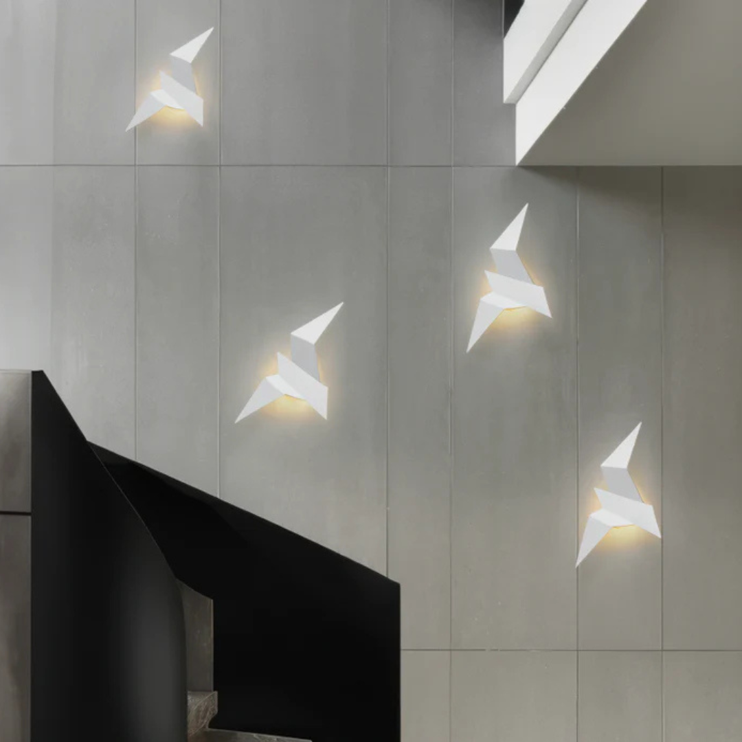 Skulpturale moderne Wandleuchte aus Metall im Origami-inspirierten Design