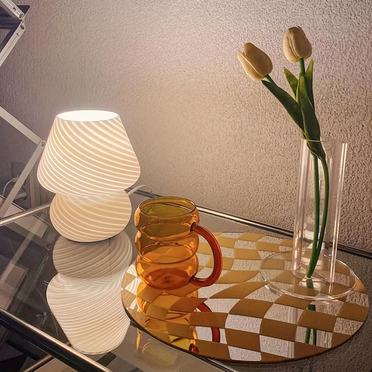 Dimmbare Tischlampe aus gedrehtem Kunstglas in Pilzform