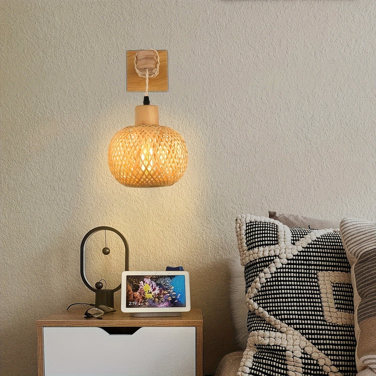 Rustikale Wandleuchte im Boho-Stil aus handgeflochtenem Rattan und Holz