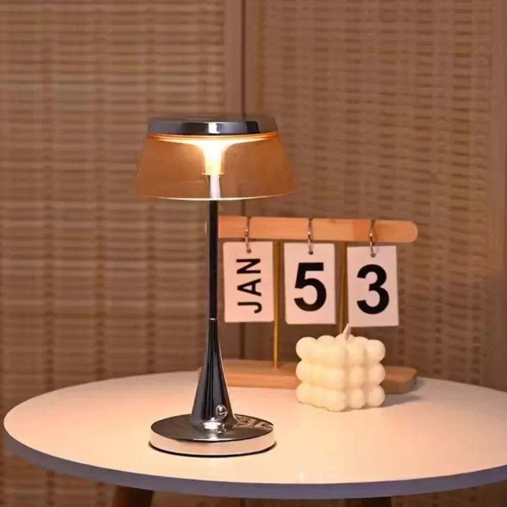 Kabellose wiederaufladbare dimmbare Tischlampe mit durchscheinendem Acrylschirm und Metallfuß