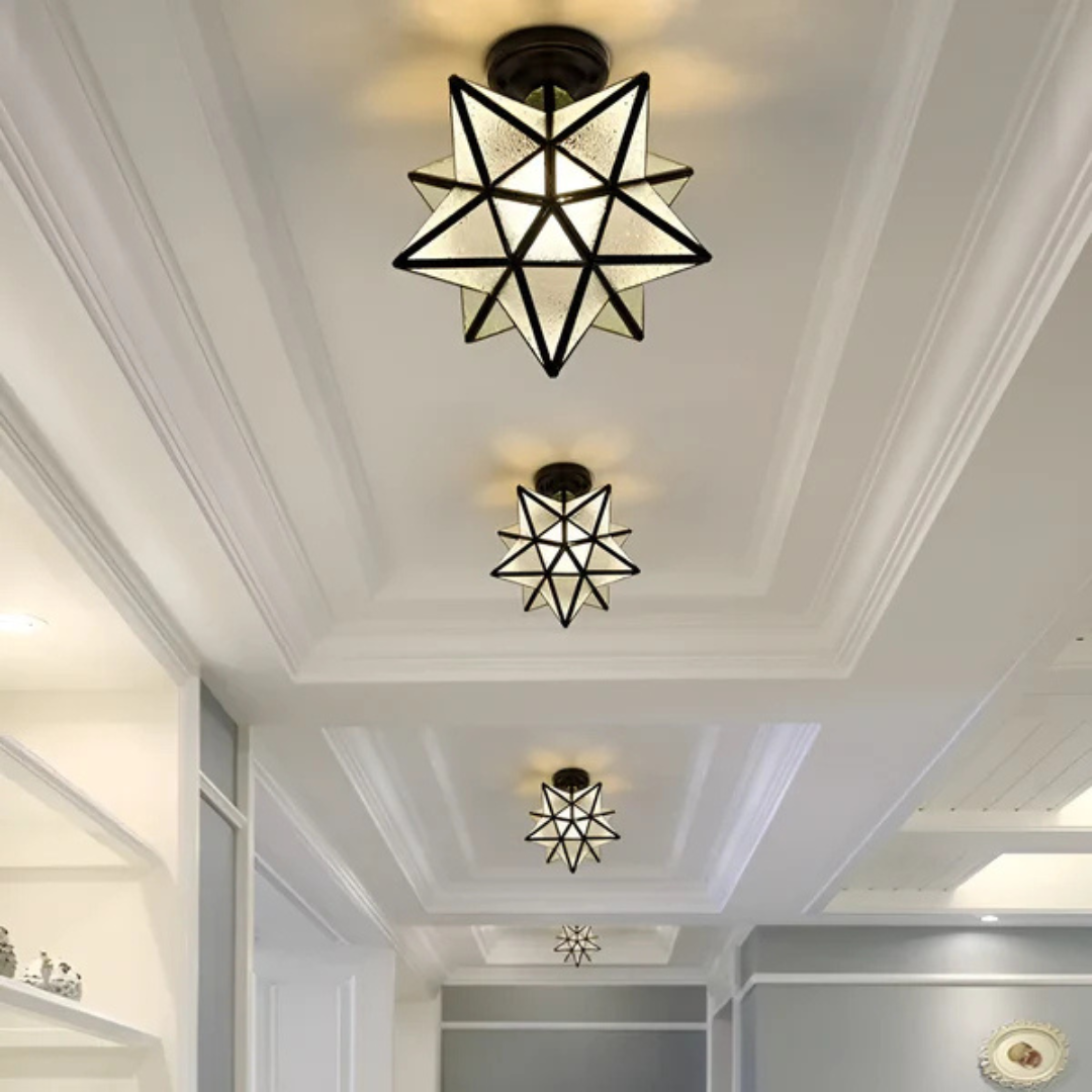 Deckenleuchte mit geometrischem Sternrahmen und mattiertem Glas