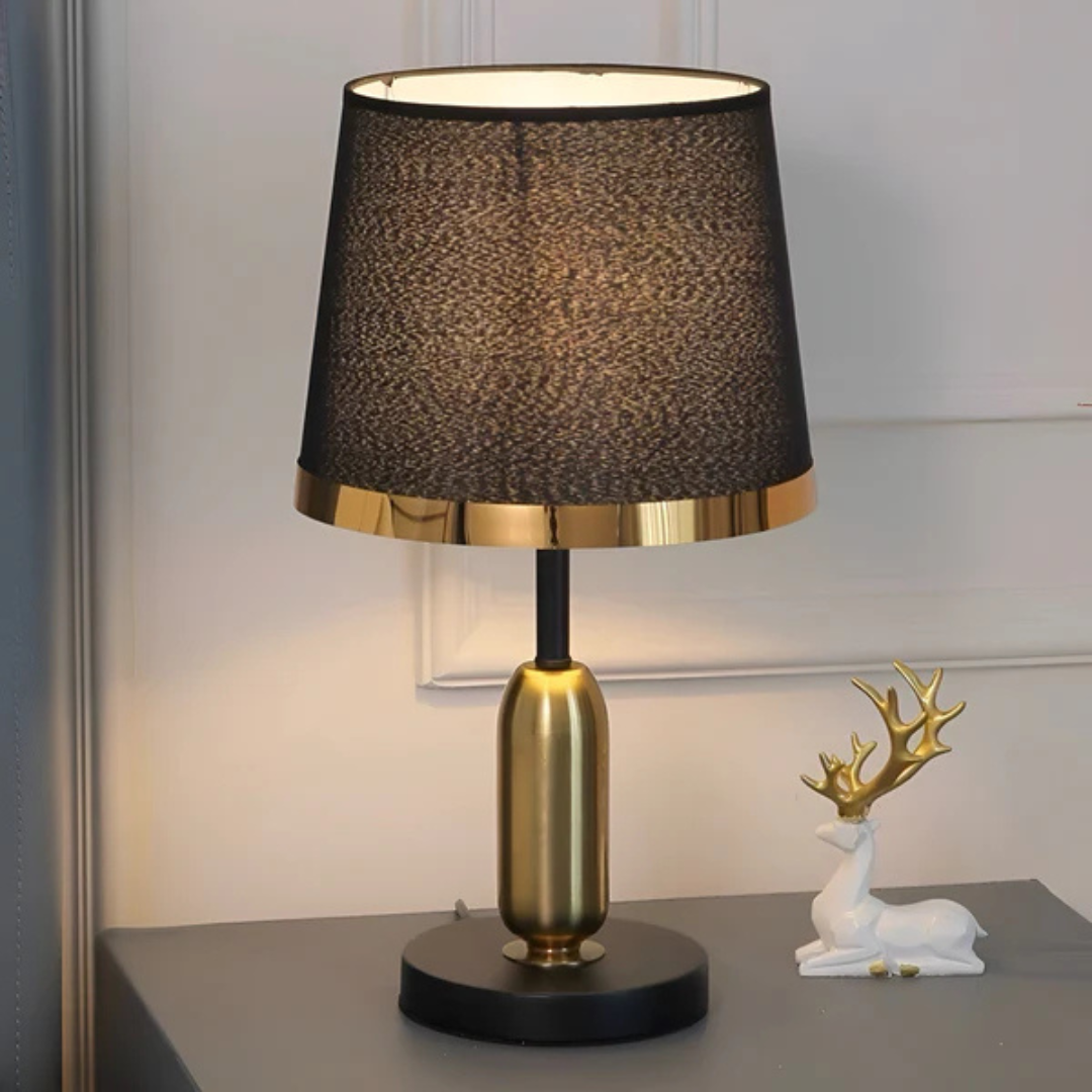 Akzent-Tischlampe im Retro-Vintage-Stil mit Stoffschirm und Metallfuß