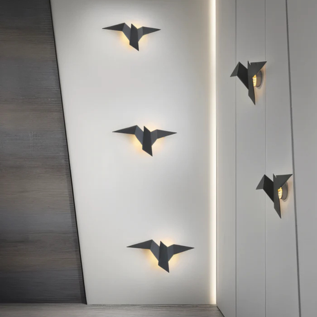 Skulpturale moderne Wandleuchte aus Metall im Origami-inspirierten Design