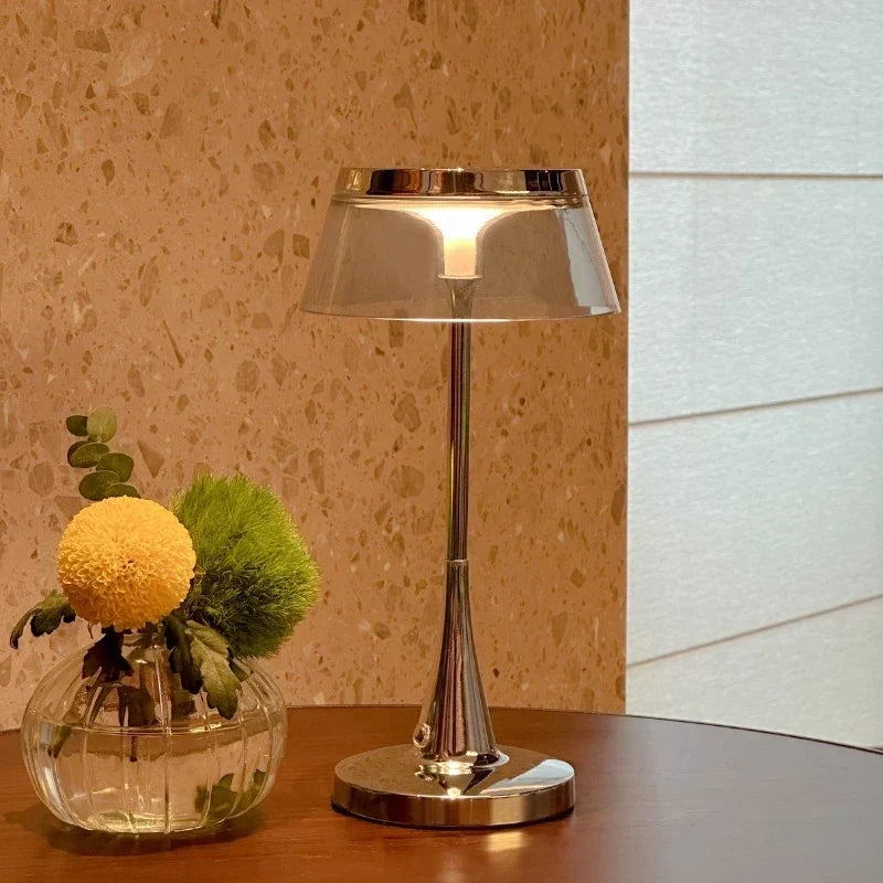 Kabellose wiederaufladbare dimmbare Tischlampe mit durchscheinendem Acrylschirm und Metallfuß