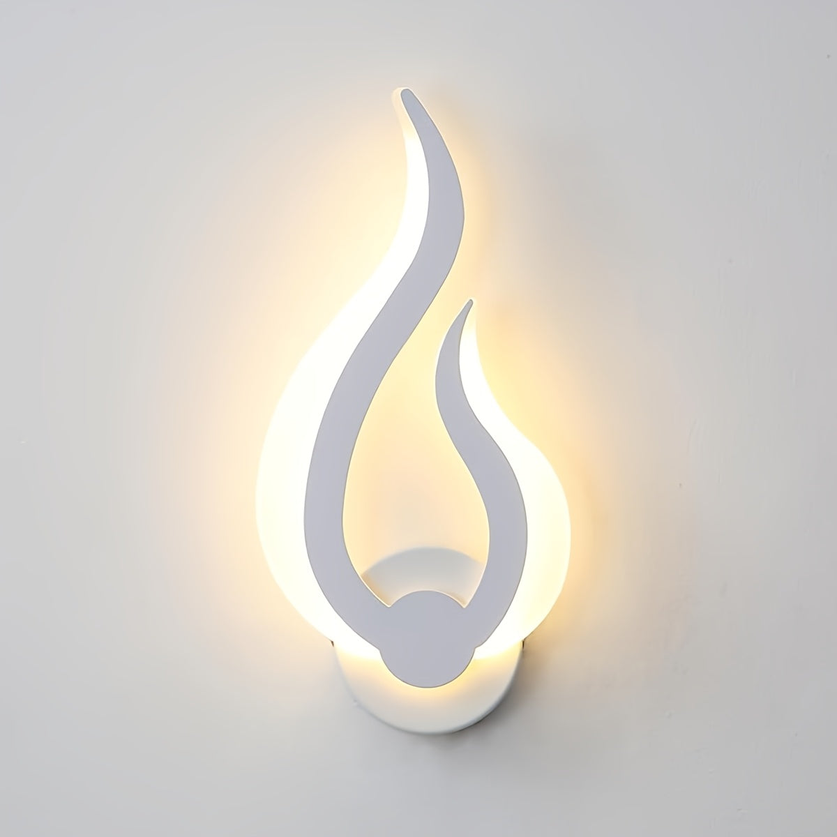 Moderne skulpturale Wandleuchte aus Acryl mit Flammensilhouette