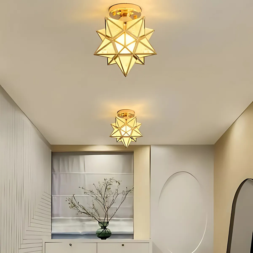 Deckenleuchte mit geometrischem Sternrahmen und mattiertem Glas