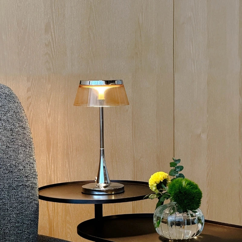 Kabellose wiederaufladbare dimmbare Tischlampe mit durchscheinendem Acrylschirm und Metallfuß