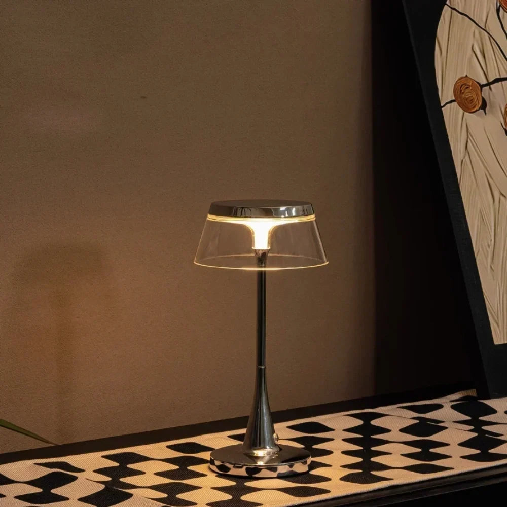 Kabellose wiederaufladbare dimmbare Tischlampe mit durchscheinendem Acrylschirm und Metallfuß