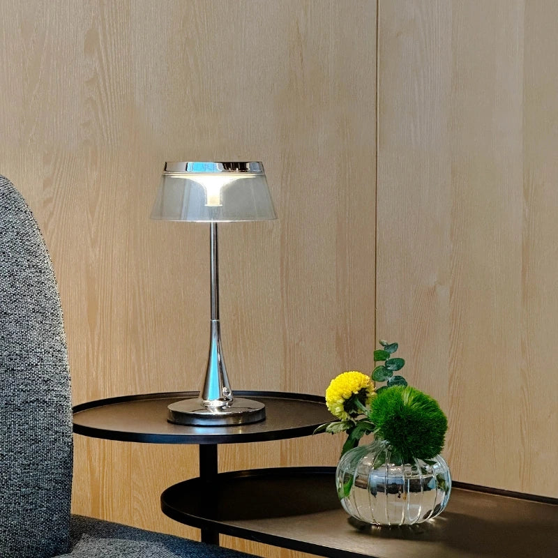 Kabellose wiederaufladbare dimmbare Tischlampe mit durchscheinendem Acrylschirm und Metallfuß