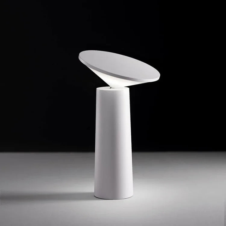 Skulpturale kabellose, wiederaufladbare dimmbare Tischlampe mit Kegelsilhouette