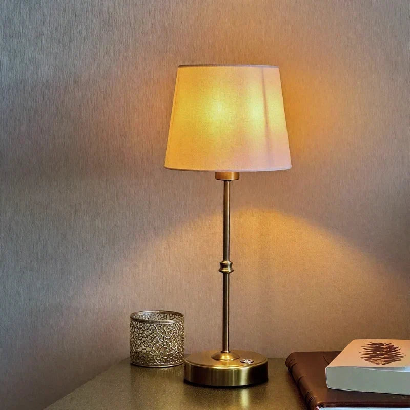 Wiederaufladbare dimmbare kabellose Tischlampe mit gebürstetem Metallfuß und Stoffschirm
