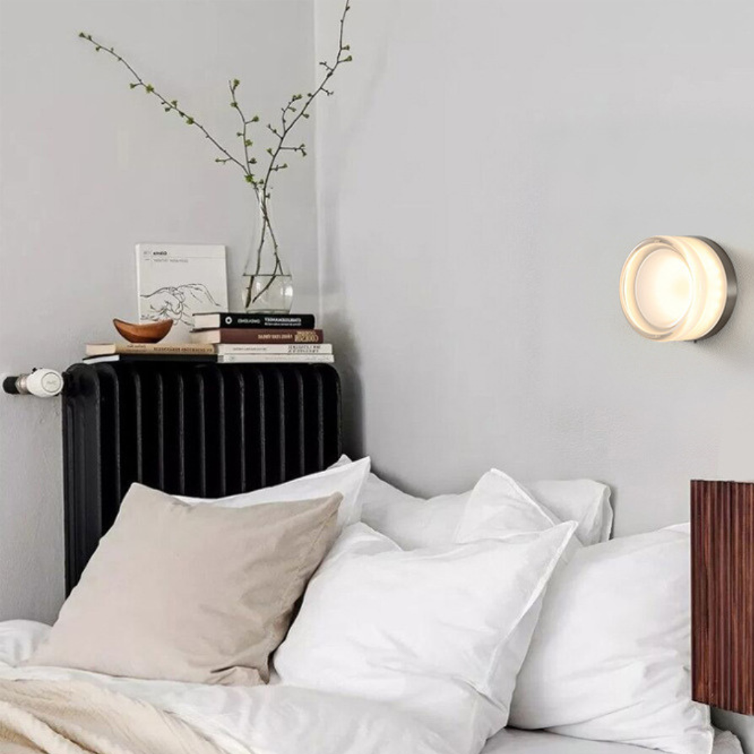 Moderne Wandleuchte aus Metall und Glas mit einstellbarem Lichtton