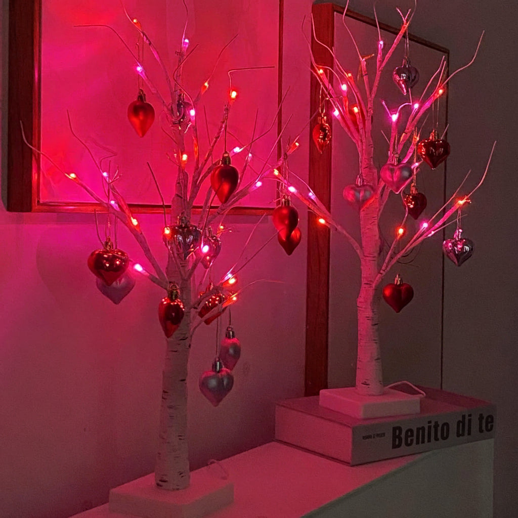 Romantische Tischlampe mit verzweigtem Birkenbaum und Herzornament