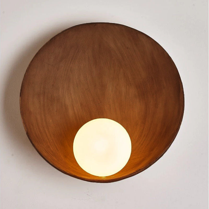 Minimalistische runde Wandleuchte aus Harz, Eisen und mattiertem Glas