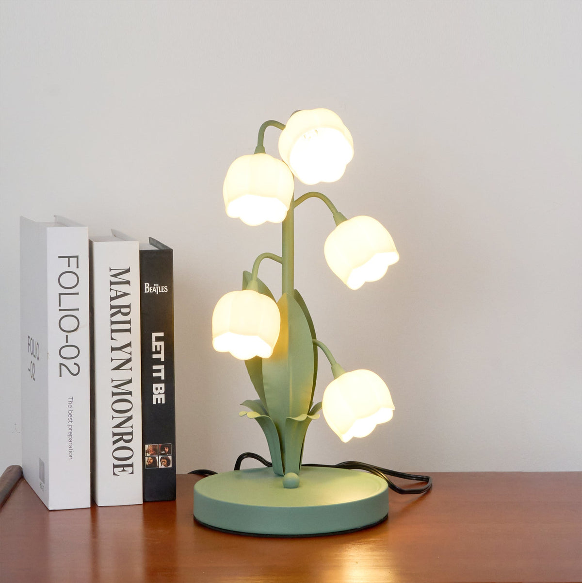 Tischlampe in Tulpenform mit Orchideenblüte