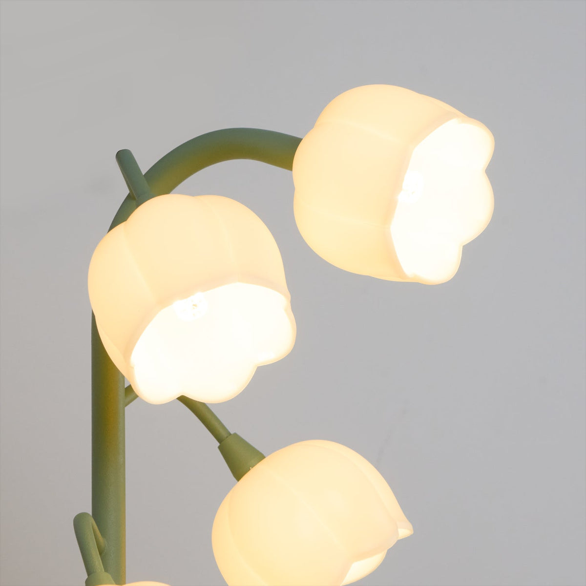 Tischlampe in Tulpenform mit Orchideenblüte
