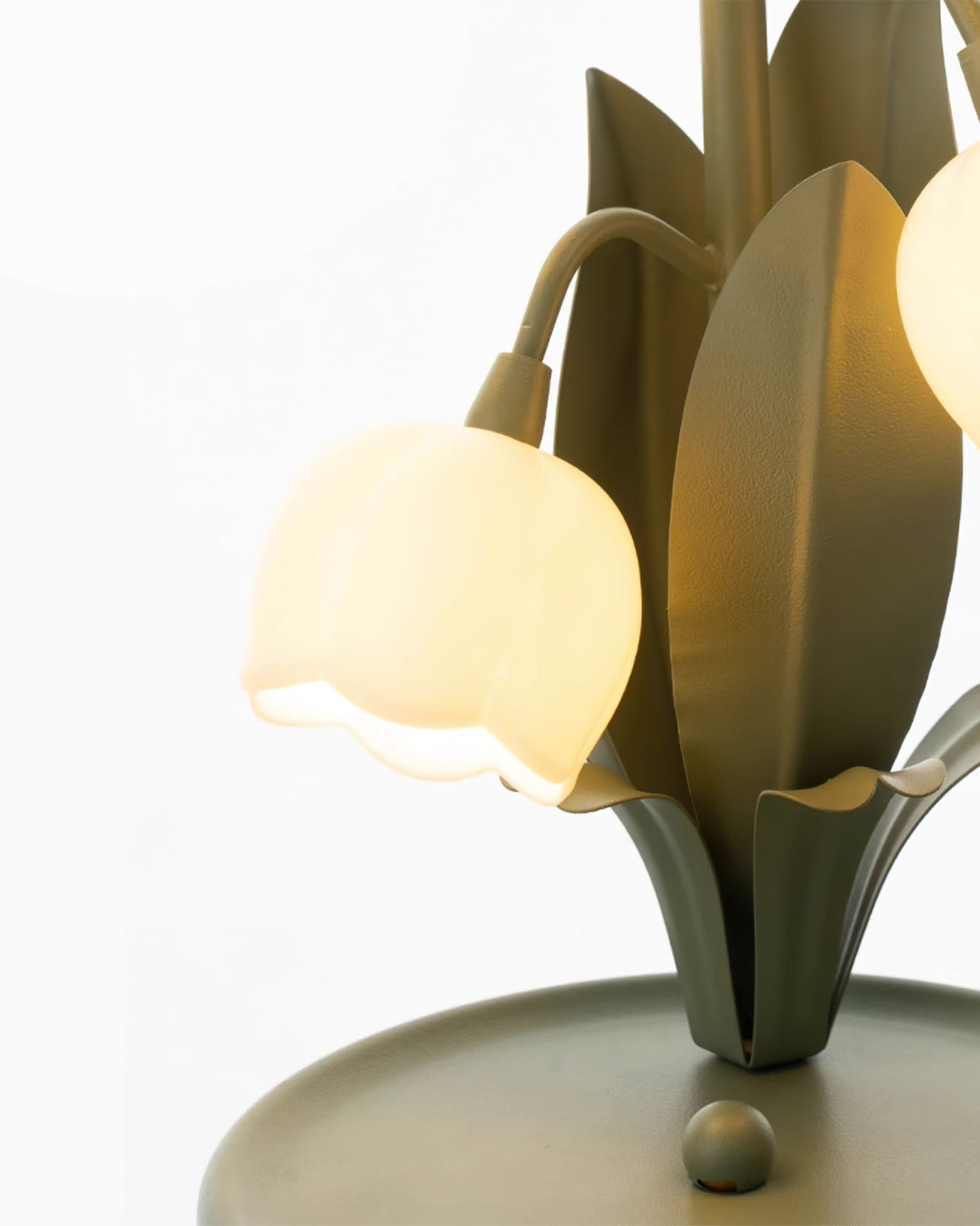 Tischlampe in Tulpenform mit Orchideenblüte