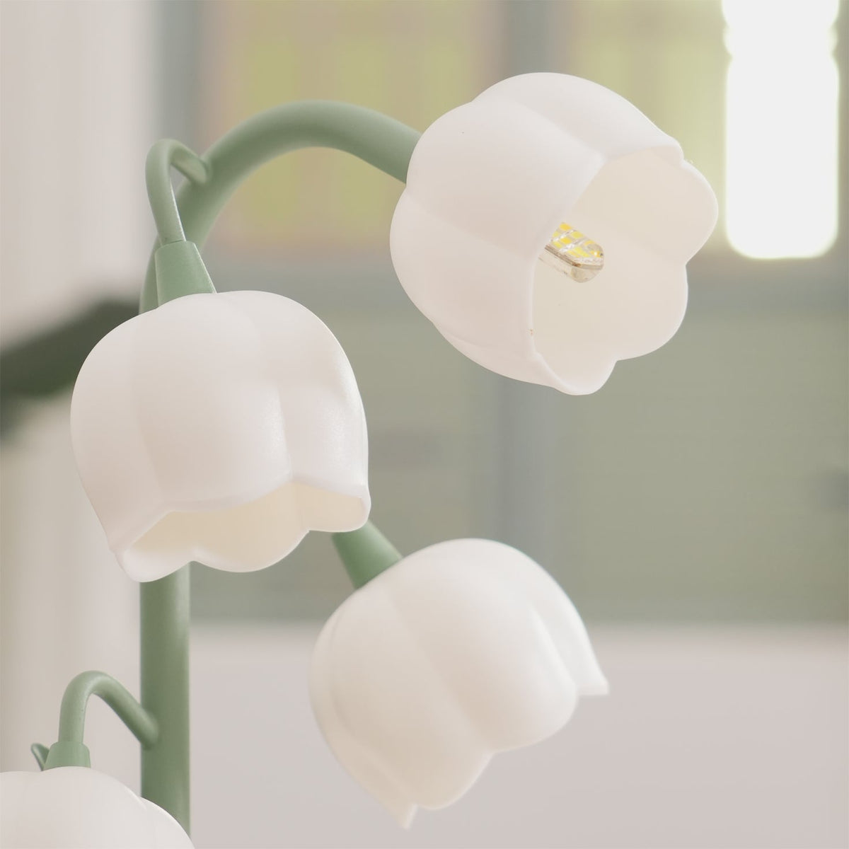 Tischlampe in Tulpenform mit Orchideenblüte