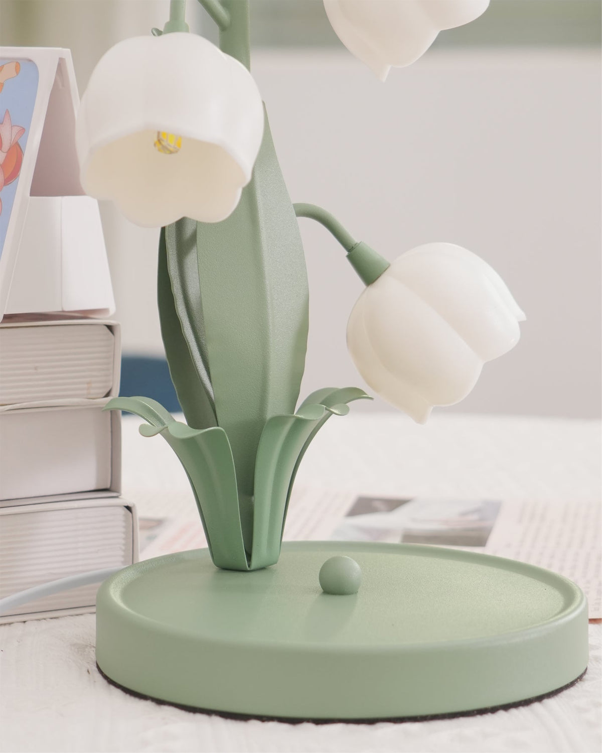 Tischlampe in Tulpenform mit Orchideenblüte