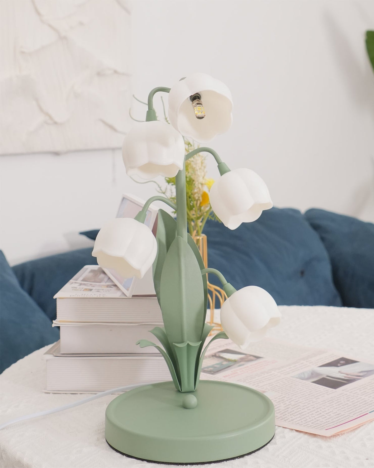 Tischlampe in Tulpenform mit Orchideenblüte