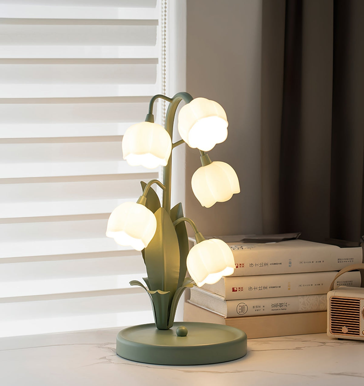 Tischlampe in Tulpenform mit Orchideenblüte