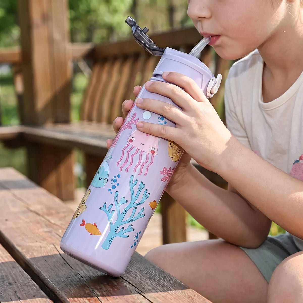 Trinkflasche mit Cartoon-Aufdruck, Druckknopf, Klappverschluss und Strohhalm