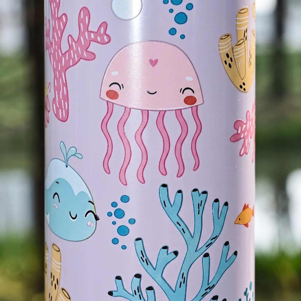Trinkflasche mit Cartoon-Aufdruck, Druckknopf, Klappverschluss und Strohhalm