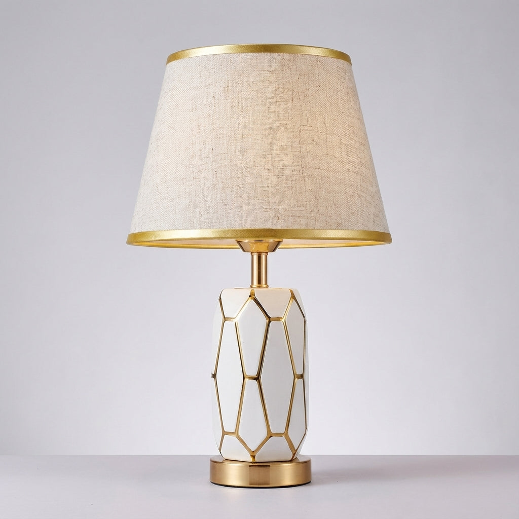 Minimalistische Retro-Tischlampe mit Keramiksockel und Stoffschirm