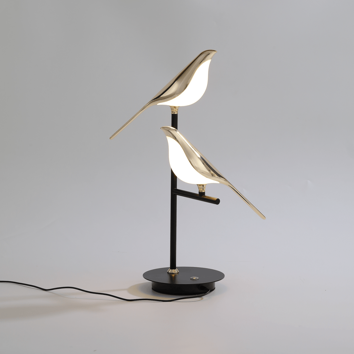 Moderne nordische Wandleuchte aus Metall mit skulpturaler Darstellung eines sitzenden Vogels