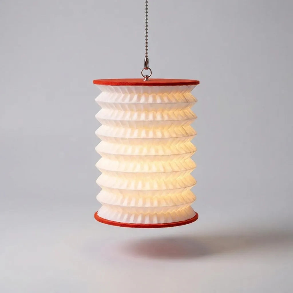 Kompakte Tischlampe mit klassischer Laternen-Silhouette und warmem Lichtschein