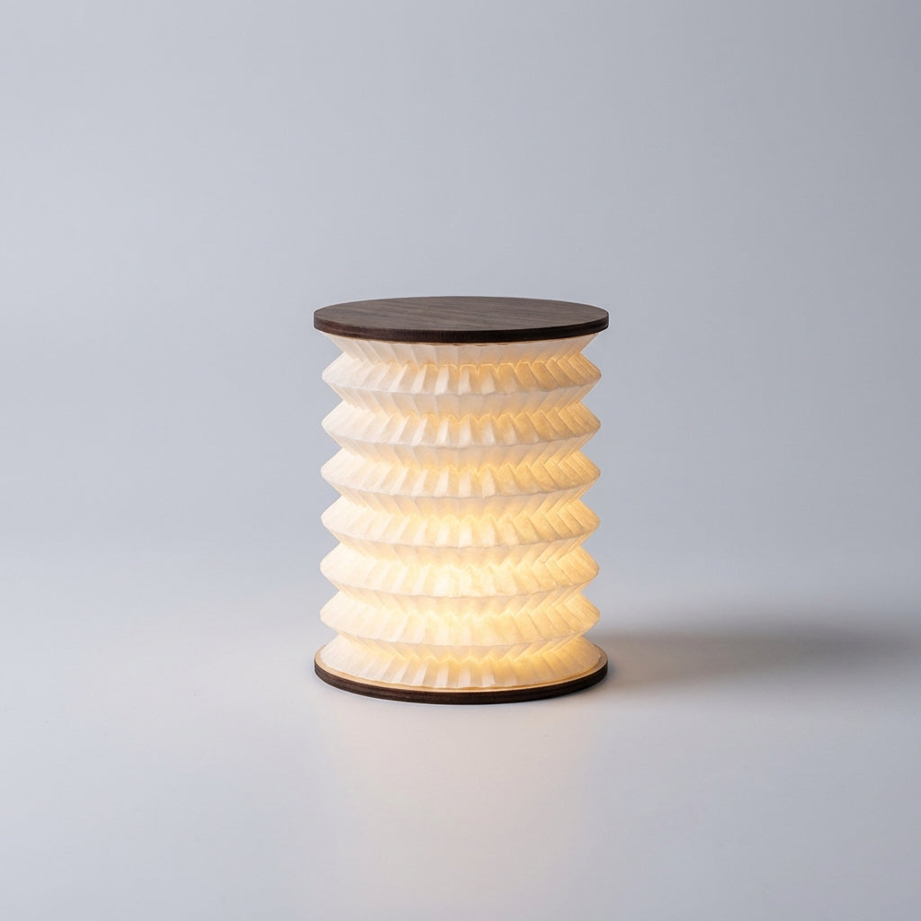 Kompakte Tischlampe mit klassischer Laternen-Silhouette und warmem Lichtschein