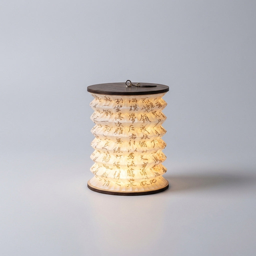 Kompakte Tischlampe mit klassischer Laternen-Silhouette und warmem Lichtschein