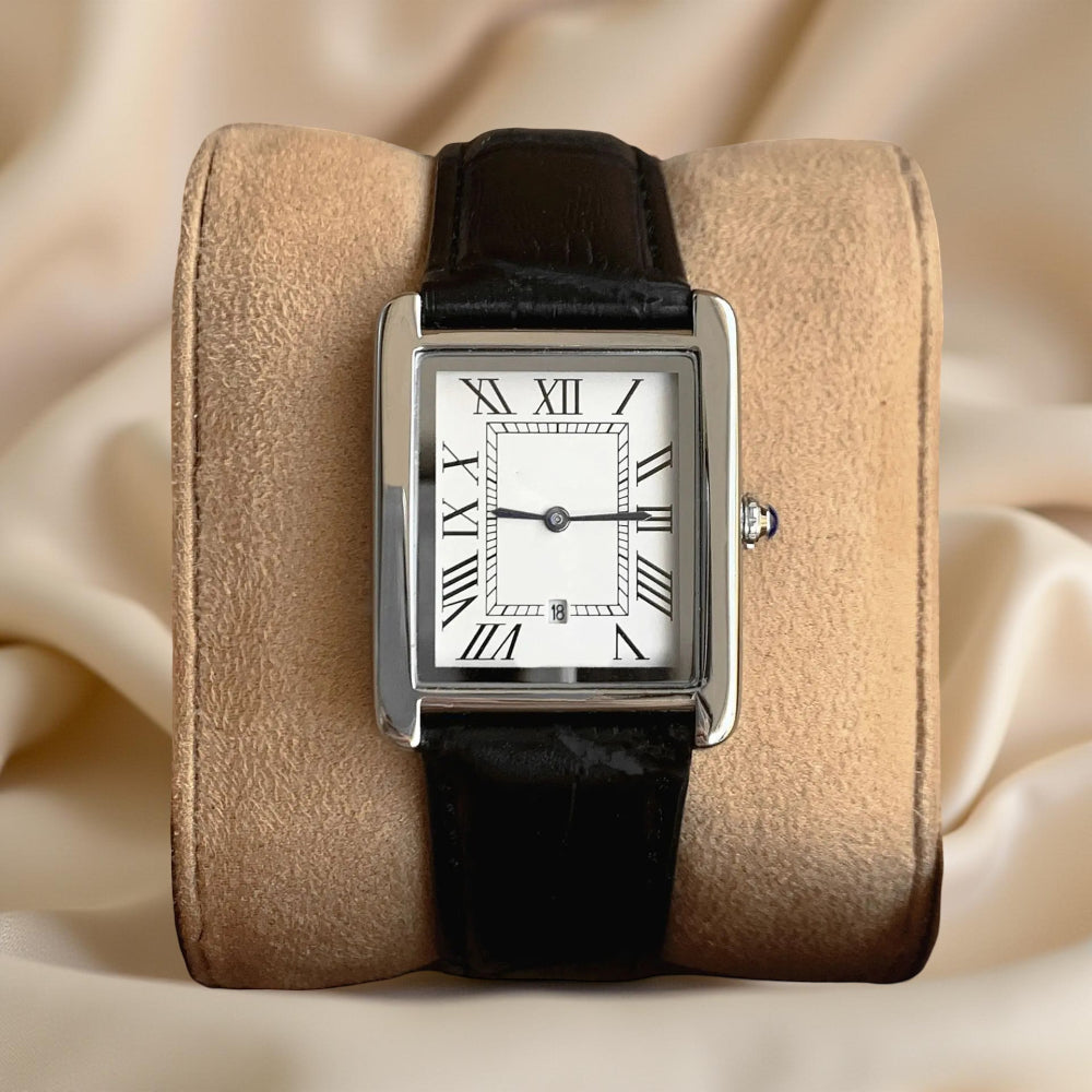Analoge Dresswatch mit quadratischem Gehäuse und römischem Zifferblatt