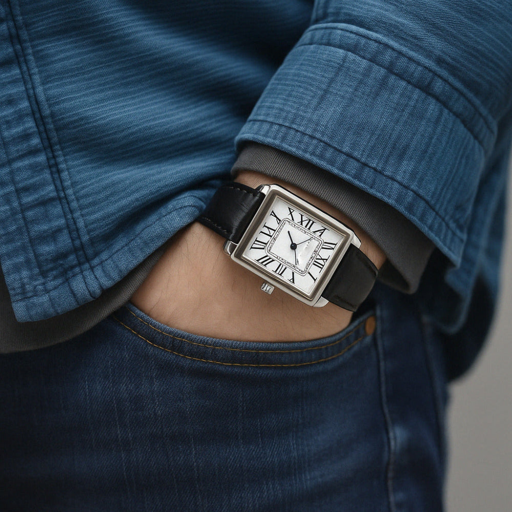 Analoge Dresswatch mit quadratischem Gehäuse und römischem Zifferblatt