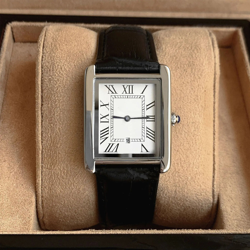Analoge Dresswatch mit quadratischem Gehäuse und römischem Zifferblatt