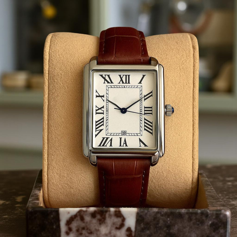 Analoge Dresswatch mit quadratischem Gehäuse und römischem Zifferblatt