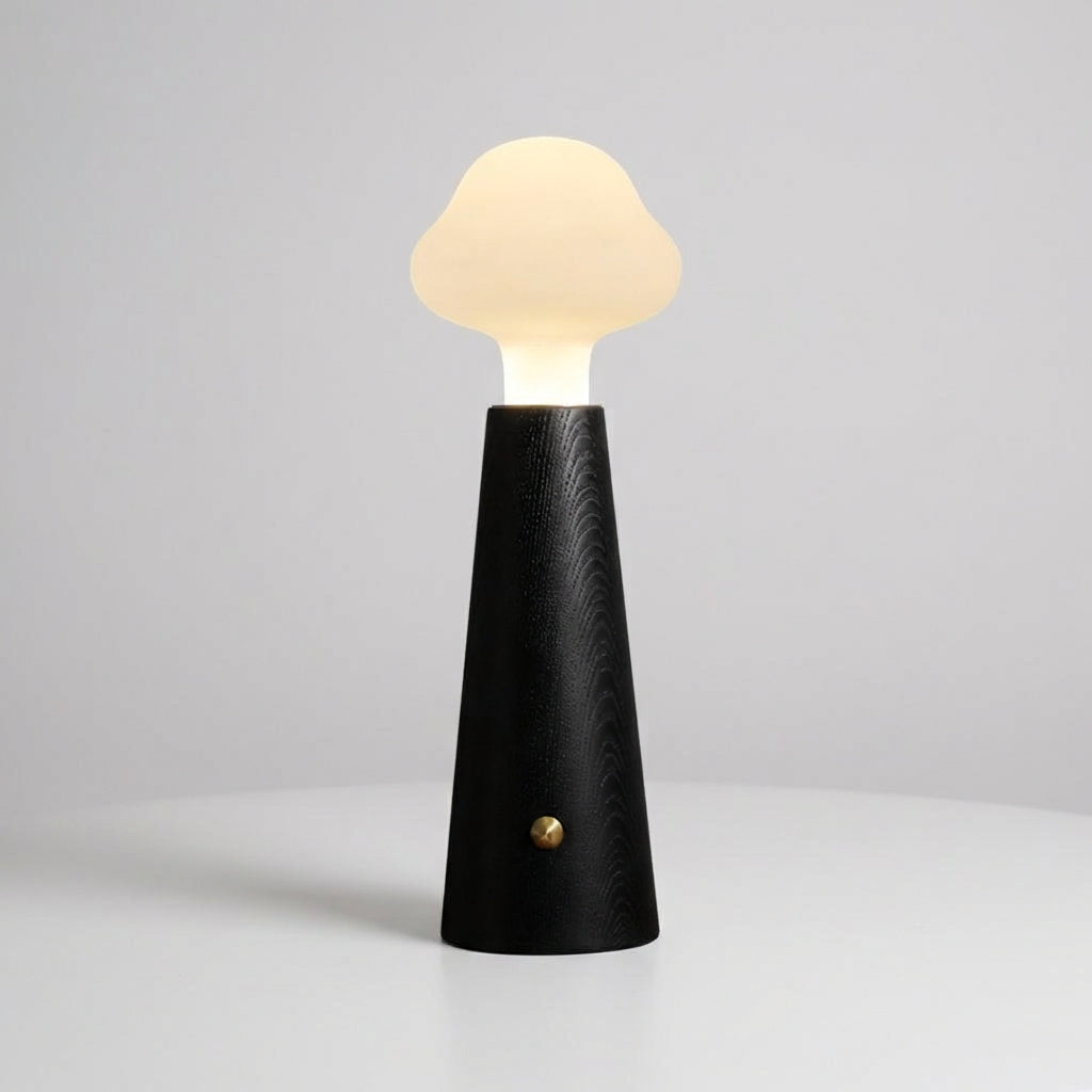 Diffus leuchtende Tischlampe mit wolkenförmigem Acrylschirm und konischem Sockel