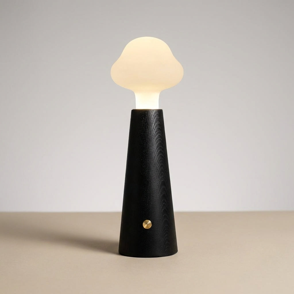 Diffus leuchtende Tischlampe mit wolkenförmigem Acrylschirm und konischem Sockel