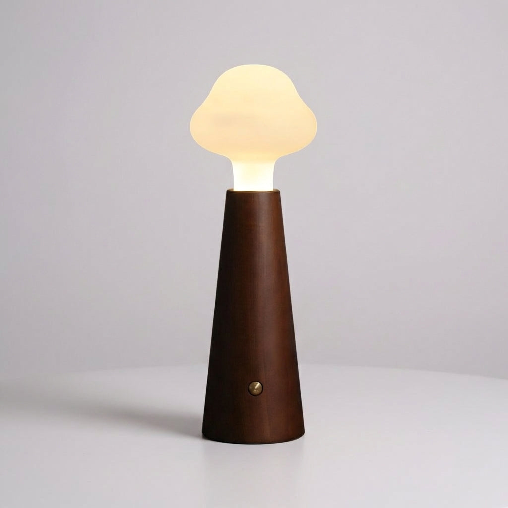 Diffus leuchtende Tischlampe mit wolkenförmigem Acrylschirm und konischem Sockel