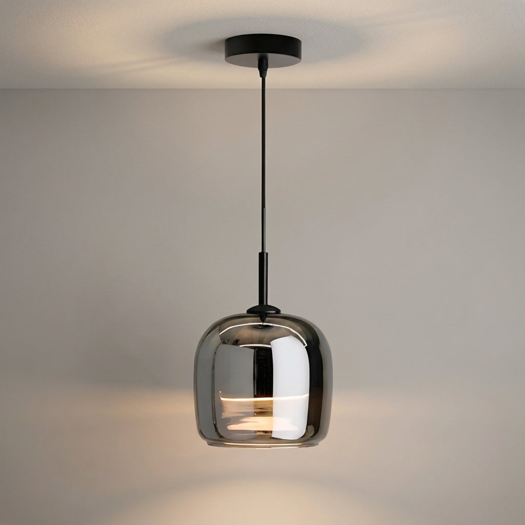 Kompakte Pendelleuchte mit rundem, glänzendem, getöntem Glasschirm
