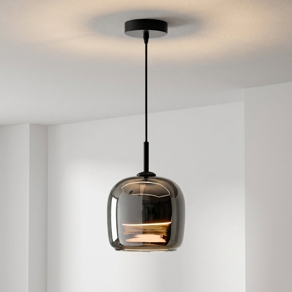 Kompakte Pendelleuchte mit rundem, glänzendem, getöntem Glasschirm