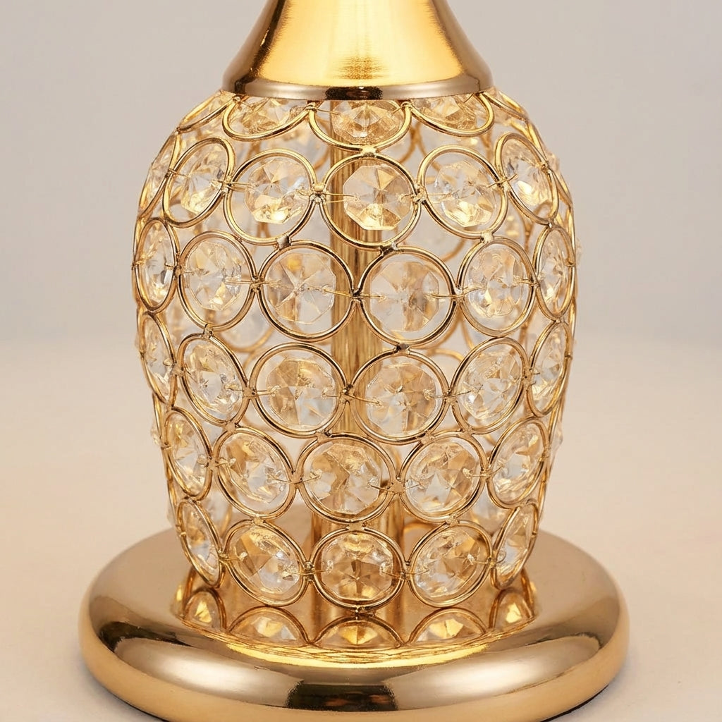 Schlanke Tischlampe mit funkelndem Kristallakzent und konischem Trommelschirm