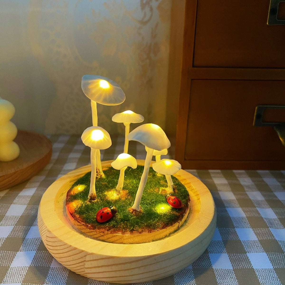 Individuell gestaltbare batteriebetriebene DIY-Tischlampe mit Pilzgruppe