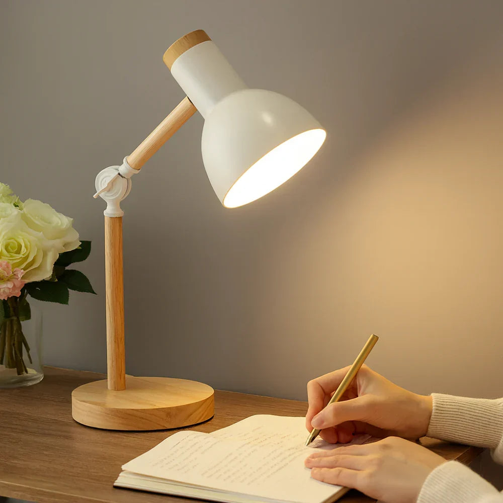 Nordische Tischlampe für den Schreibtisch mit Holzbasis und verstellbarem Arm